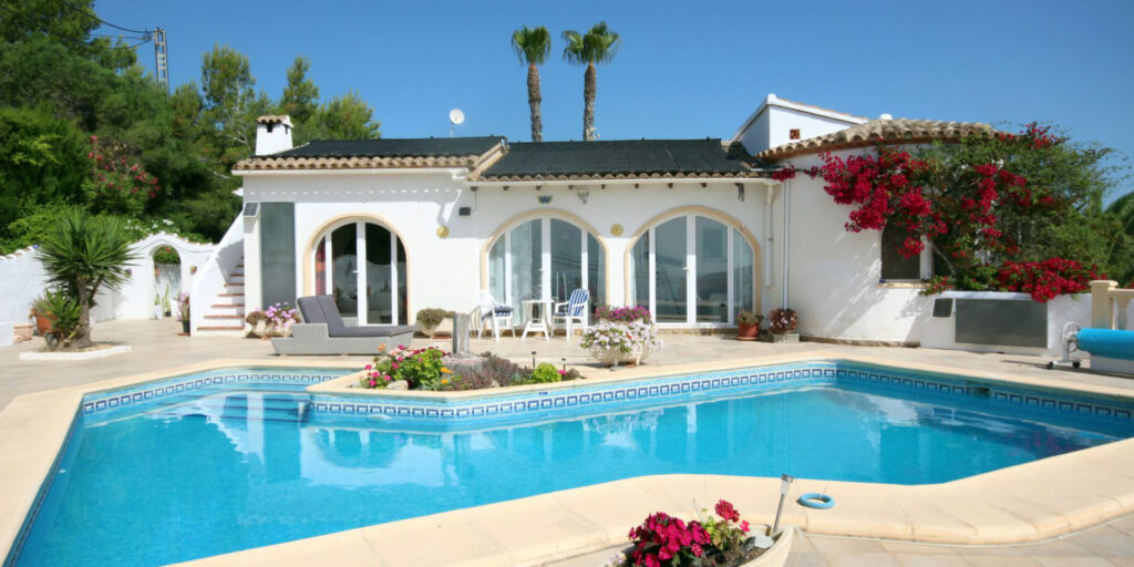 Villa à vendre Moraira · Moravit – Espagne – PRIX 599.000€ Chambres: 3  Salles de bain: 2  Surface de la parcelle : 731m2  Surface construit : 181m2  Garage Orientation Sud-est