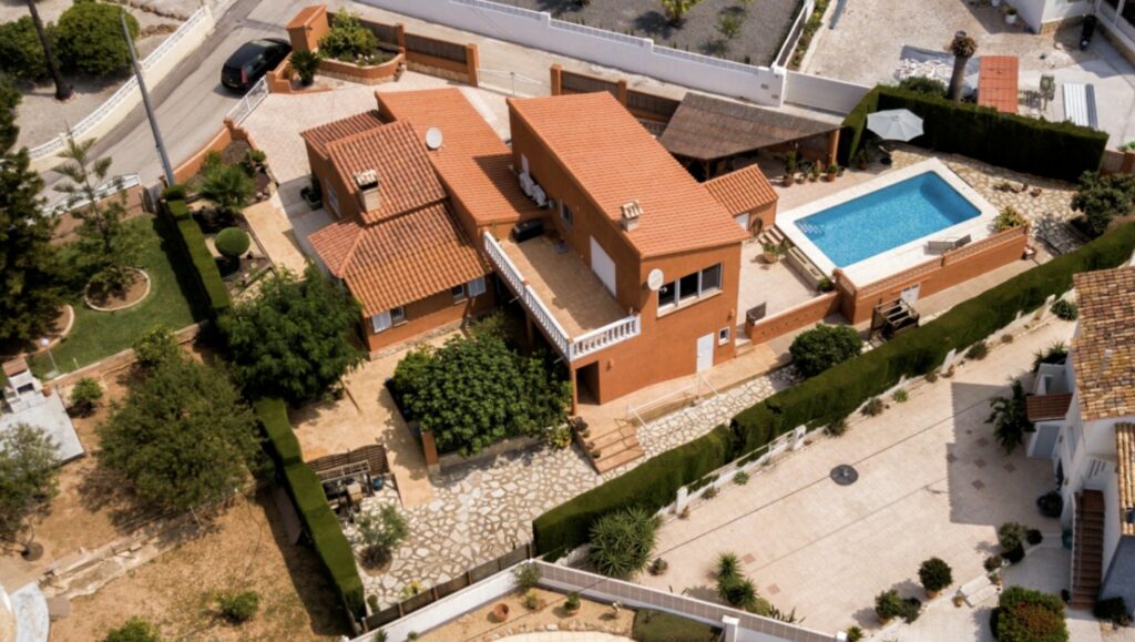 Villa privée et spacieuse à vendre à Calpe- Espagne - 450.000€ Chambres : 3 Salles de bains: 2 Chambres d'hôtes: 1 Salles de bain des invités: 1 Cuisines des invités :1