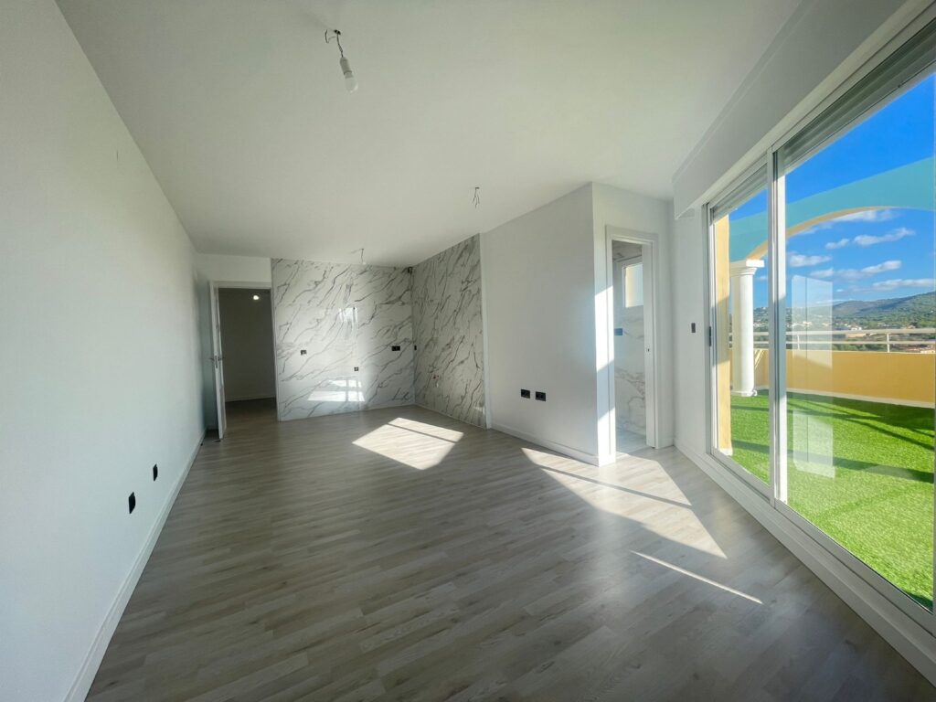 Penthouse rénové avec vue panoramique sur le rocher d´Ifach à Calpe - Espagne - 235.000€ WhatsApp + 32 491 24 49 29 Chambres: 2 Salles de bain: 2 Ascenseur oui Distance mer 0,6 km Taille de la construction: 170 m2