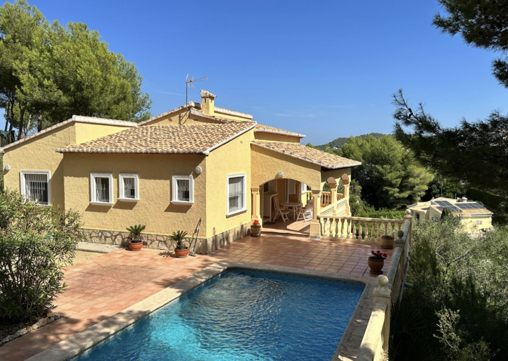 Villa à vendre à Jávea (Covatelles) -Alicante - Espagne Prix 399.999€ Villa dans un quartier calme et verdoyant Chambres 3 | Salles de bains 2 | Superficie 344 m² | Terrain 1.078 m² |