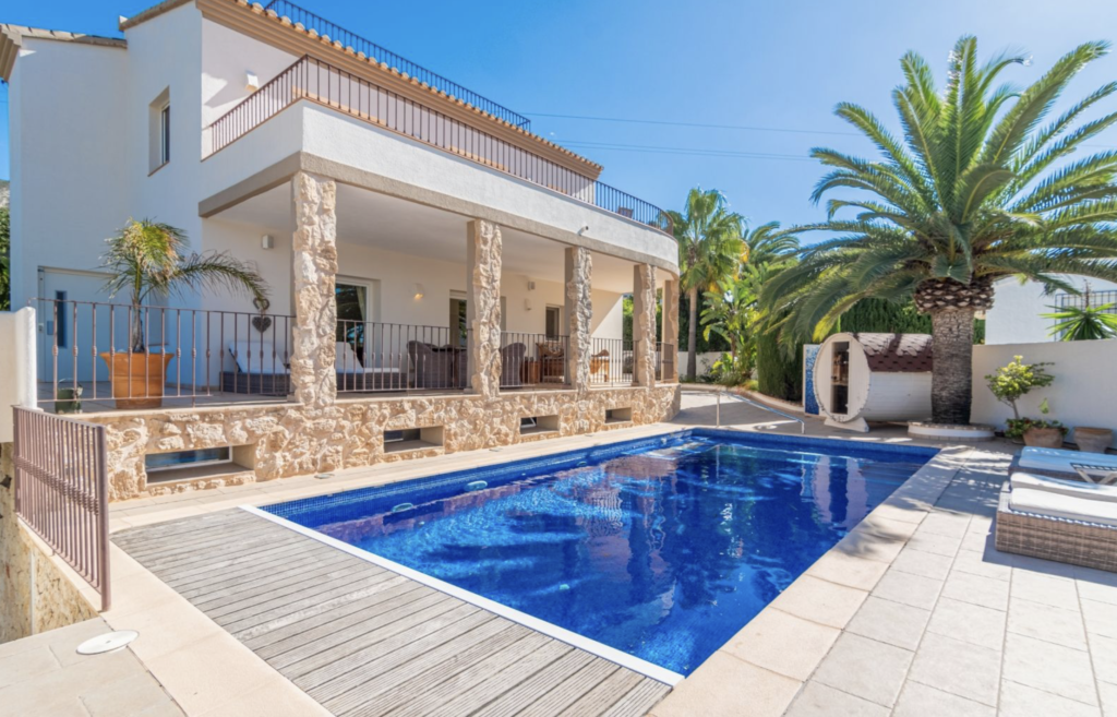 Villa à vendre à Moraira (Villotel) - Espagne - Prix 845.000€ Taille de la parcelle : 820 m² Taille de construction : 312 m² Surface utile : 225 m²