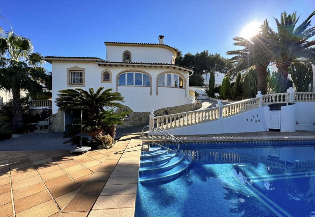 Villa à vendre à Benissa (Montemar) Costa Blanca. Superbe villa avec beau jardin et garage - 420.000€ Chambres 3 | Salles de bains 2 | Superficie 207 m² | Terrain 904 m² |