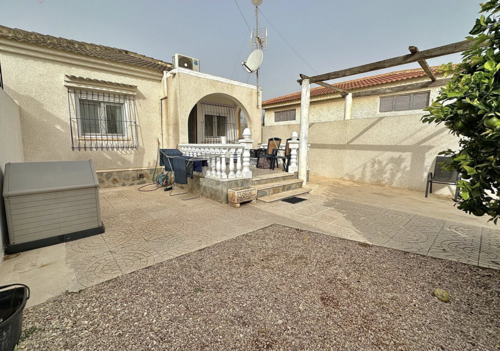 Charmant maison avec jardin et garage à La Siesta, Torrevieja - Prix 164.500 € Chambres 2 | Bains 1 | Superficie 73 m² | 2 Garages - rénové