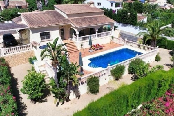 Calpe - Espagne - Belle villa de 3 chambres avec vue sur la mer - Prix 650.000 € Chambres: 3 Salles de bain: 2 Taille de la parcelle: 837 m2  Taille de la construction: 230 m2