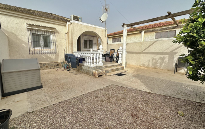Charmant maison avec jardin et garage à La Siesta, Torrevieja - Prix 164.500 € Chambres 2 | Bains 1 | Superficie 73 m² | 2 Garages - rénové